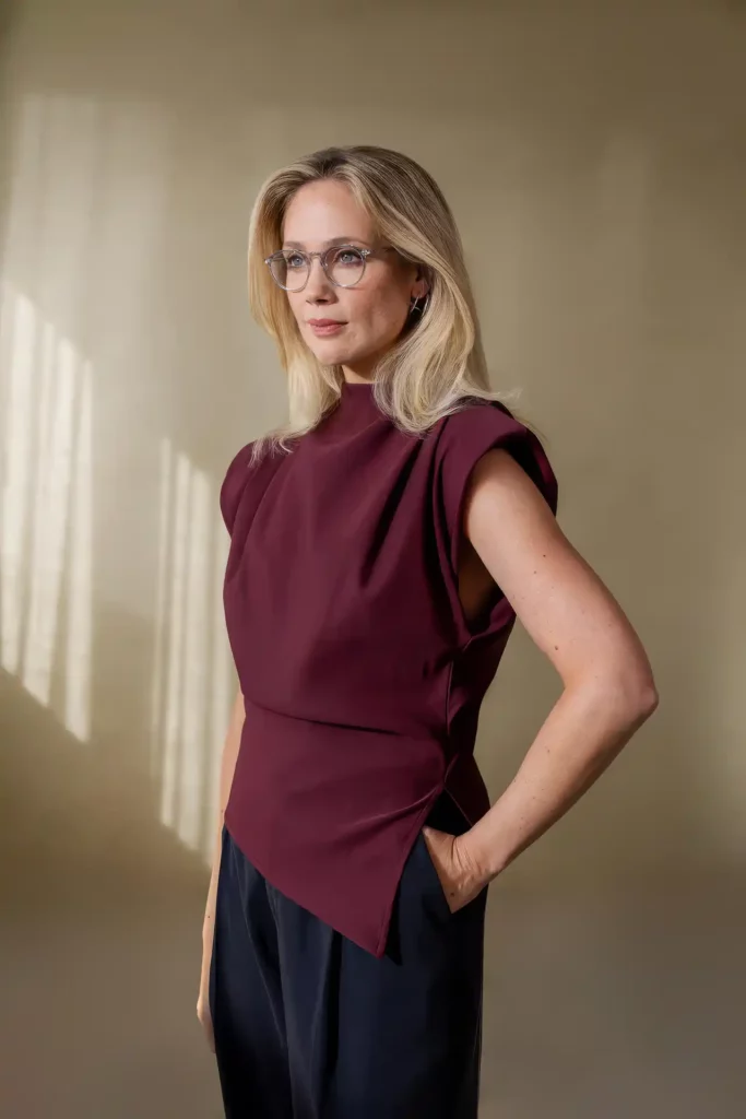 Model trägt eine runde Brillenfassung in transparenter Optik. Eleganter Look im Portrait.