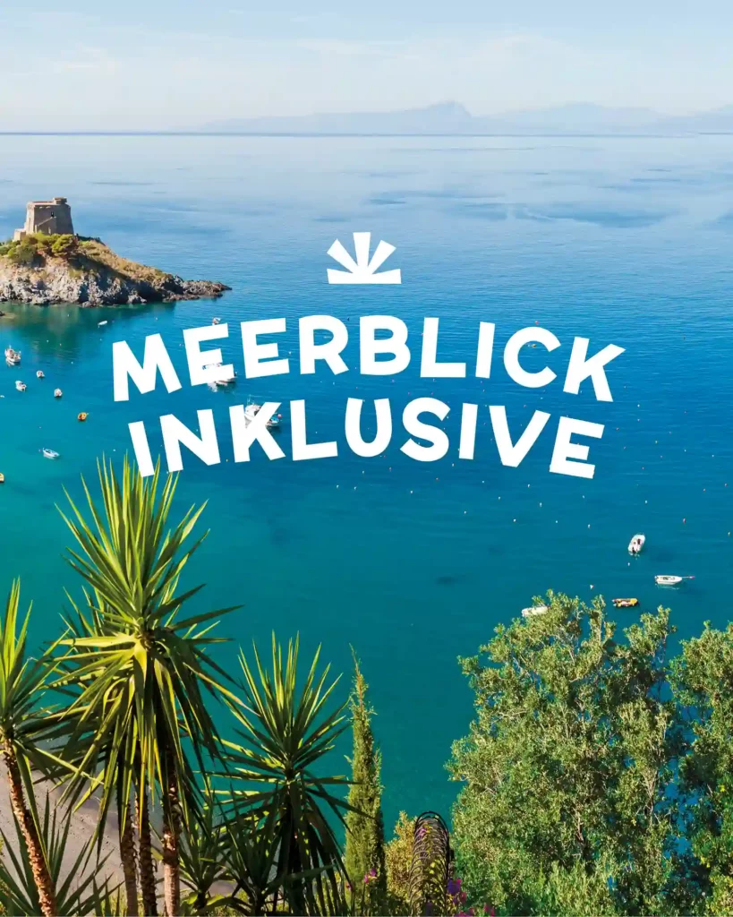 Panoramablick auf eine Meeresbucht mit Schiffen und Strandbereich, mit Blick auf eine kleine Festung in der Ferne. Die Bucht liegt bei Baia Azzurra in Kalabrien/Italien.